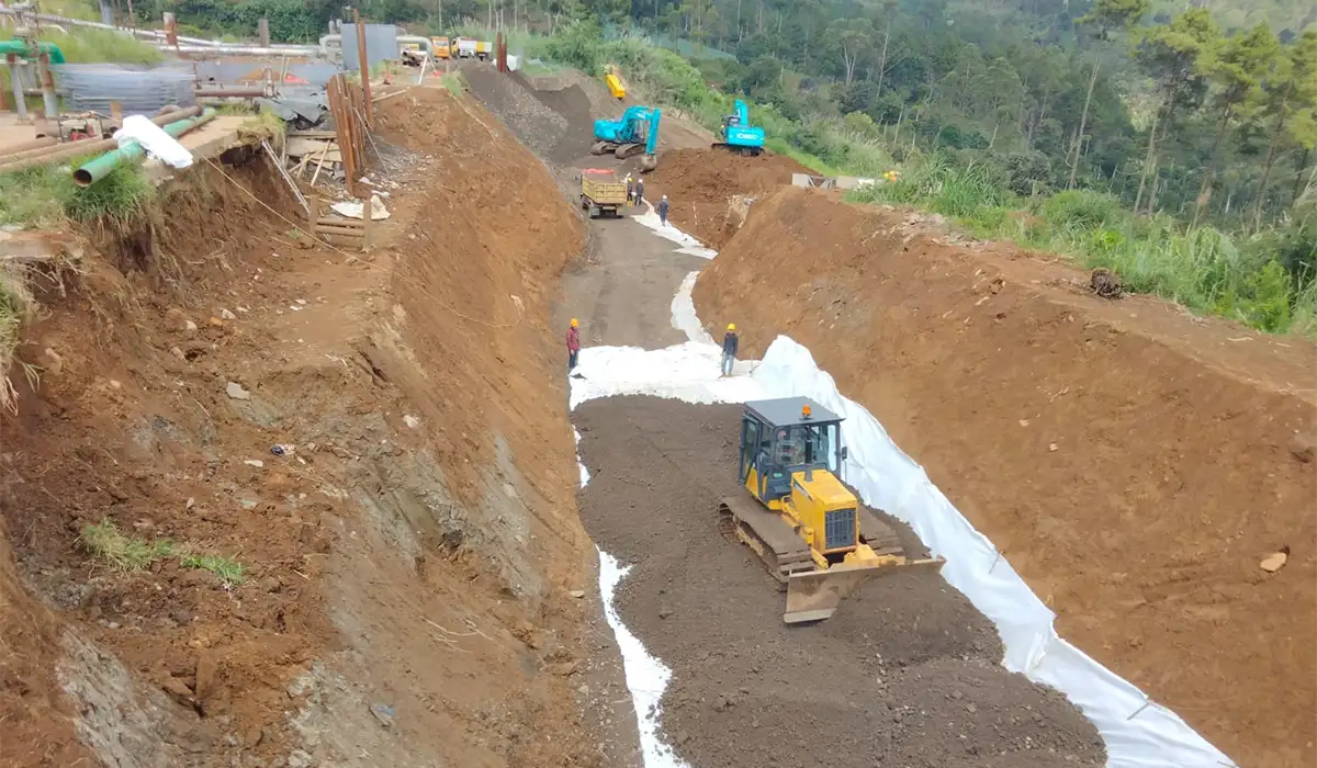 Menaklukkan Tanah Lunak & Lereng Kritis pada Proyek Akses Jalan dengan Geocomposite 50/50 kN di Tasikmalaya