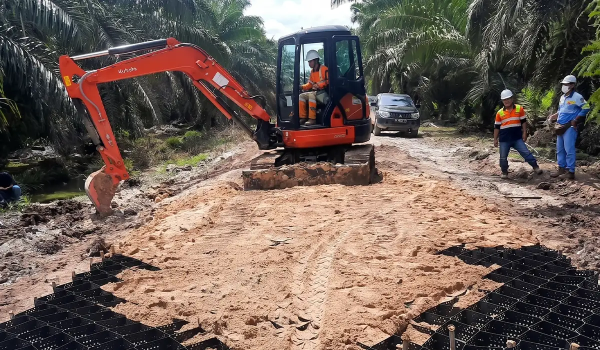 Menaklukkan Tanah Lunak dengan Geocell dan Geotextile Woven untuk Perkuatan Jalan Akses Perkebunan Sawit di Kotawaringin Barat