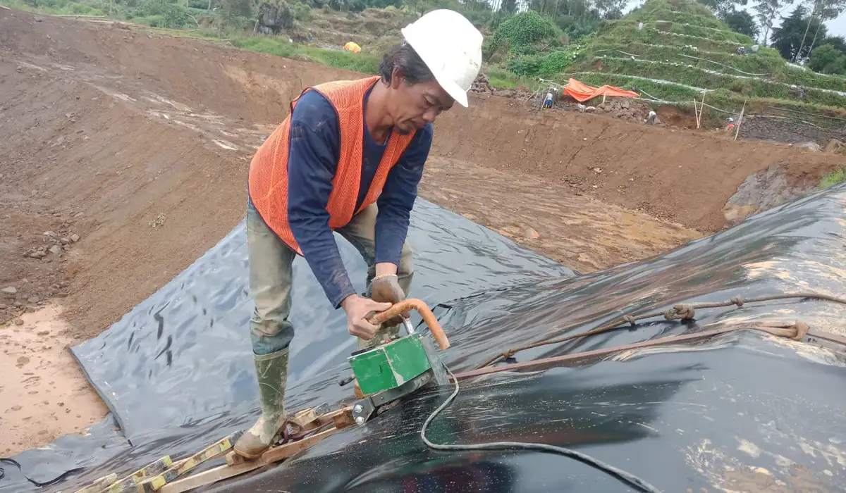 Strategi Mengamankan Kolam Persiapan Drilling Dengan Geomembrane HDPE 1,5mm di Dieng, Jawa Tengah