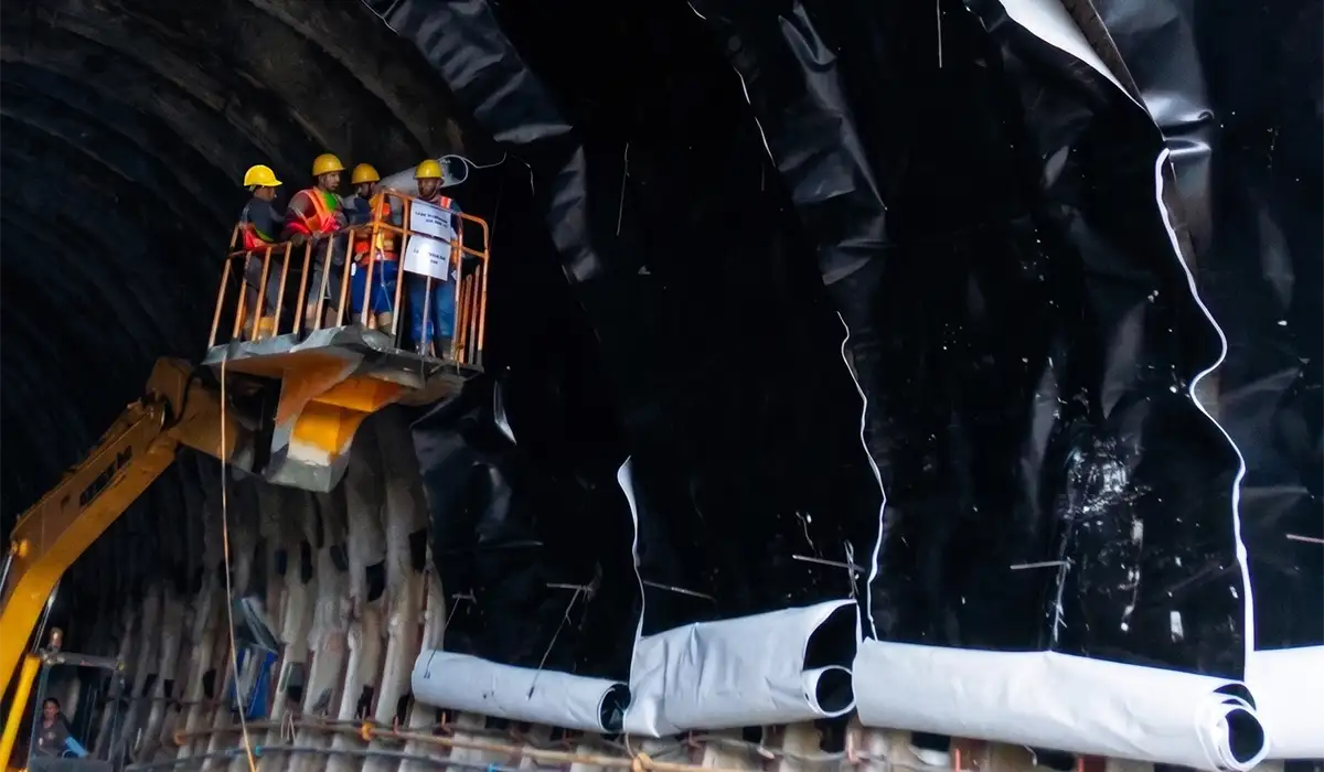 Mengamankan Proyek Terowongan Kereta Api Milik BUMN di Purwokerto dari Rembesan Air Tanah dengan Sistem Pelapis Geomembran HDPE