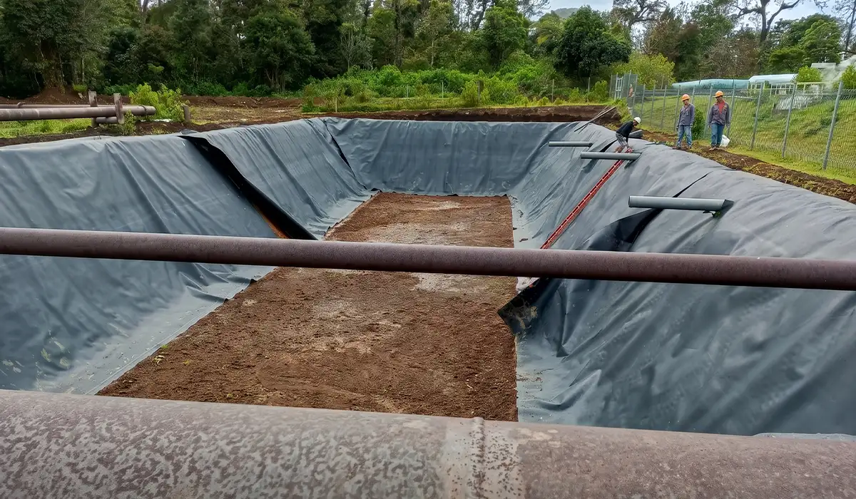 Mengamankan Volume Air Pembangkit Listrik Geothermal dengan Lining Geomembrane HDPE 1.5mm di Garut, Jawa Barat