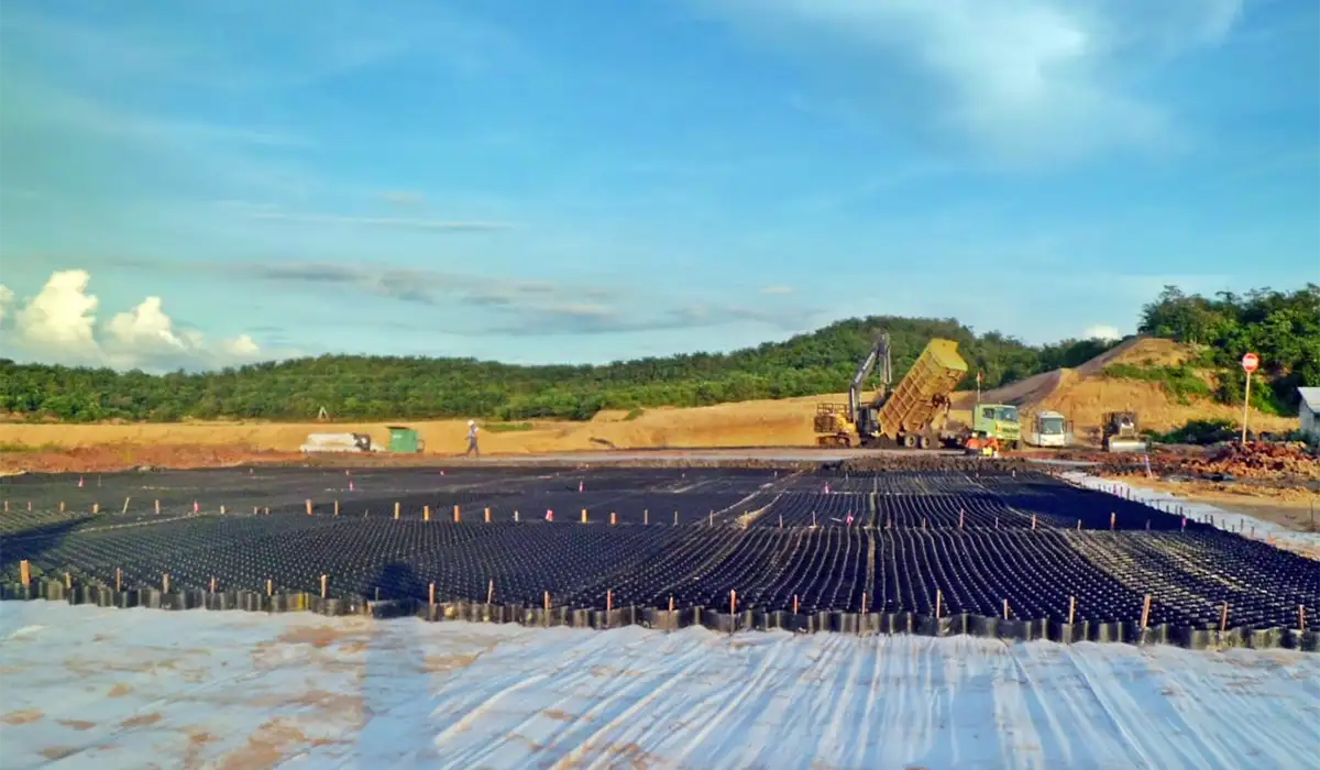Memaksimalkan Load Distribution dan Mencegah Settlement Jalan Akses Menggunakan Geocell 15cm di Kalimantan Timur