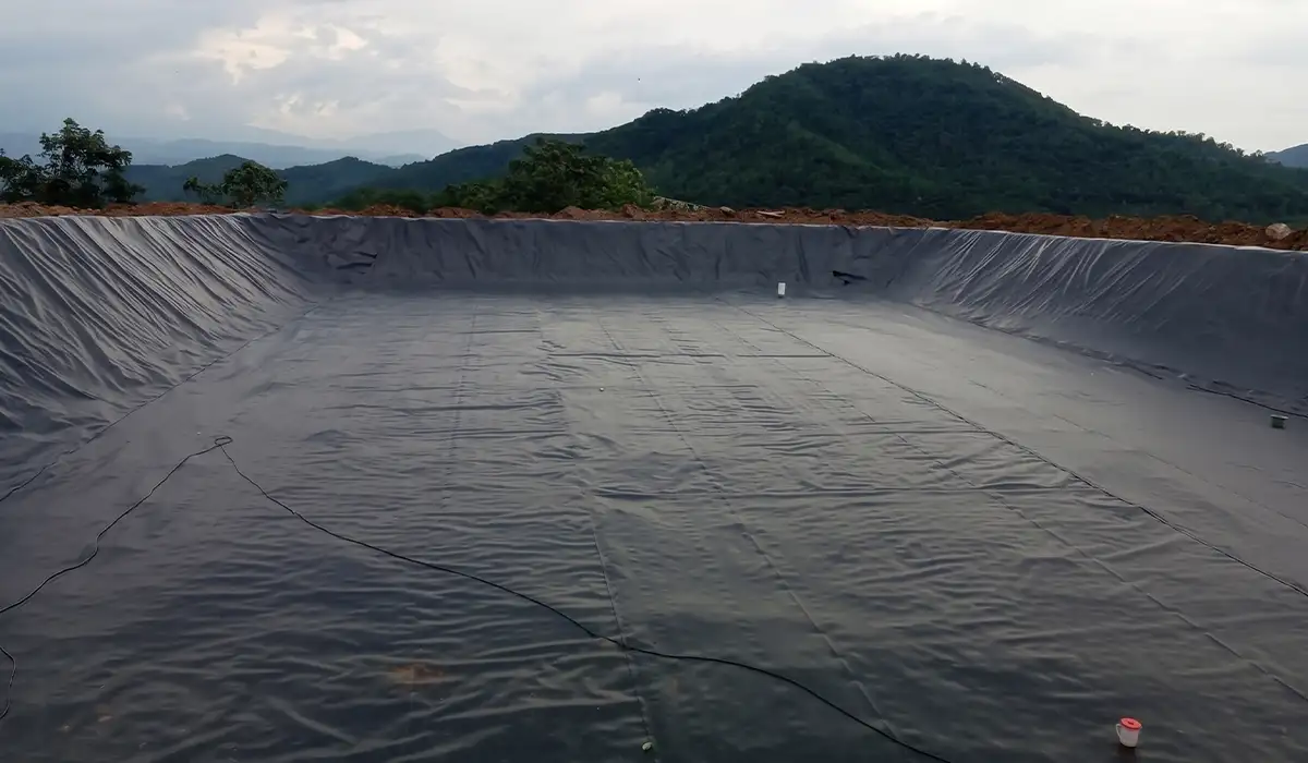 Mengamankan Pasokan Air Perkebunan di Purwakarta dengan Instalasi Lining Anti Bocor HDPE Geomembran & Geotextile