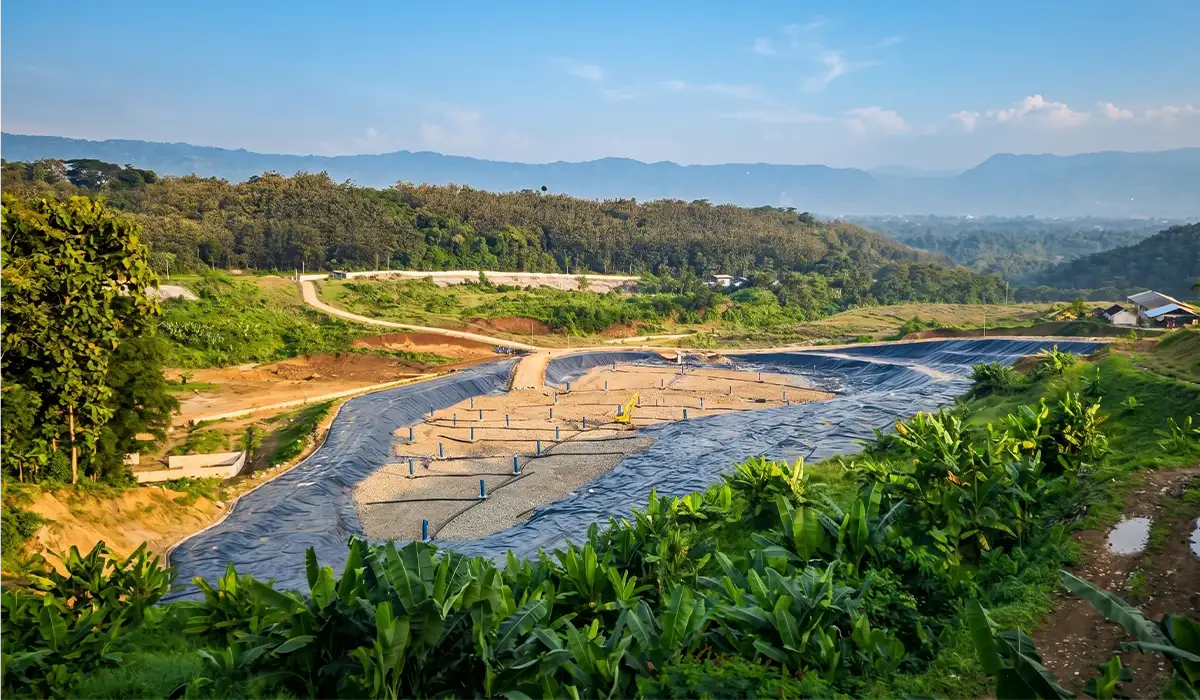 Menyelamatkan Tanah Dengan Geomembran SOLMAX Untuk Mencegah Bencana Air Lindi TPA di Kabupaten Bandung Barat
