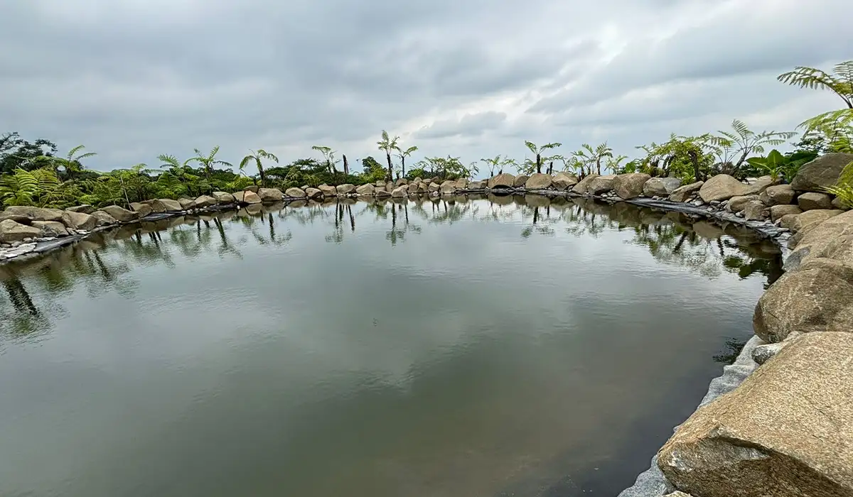 Cegah Kebocoran Air pada Kolam Buatan dengan Lapis Kedap HDPE Geomembran dan Geotextile Non Woven di Sentul, Bogor