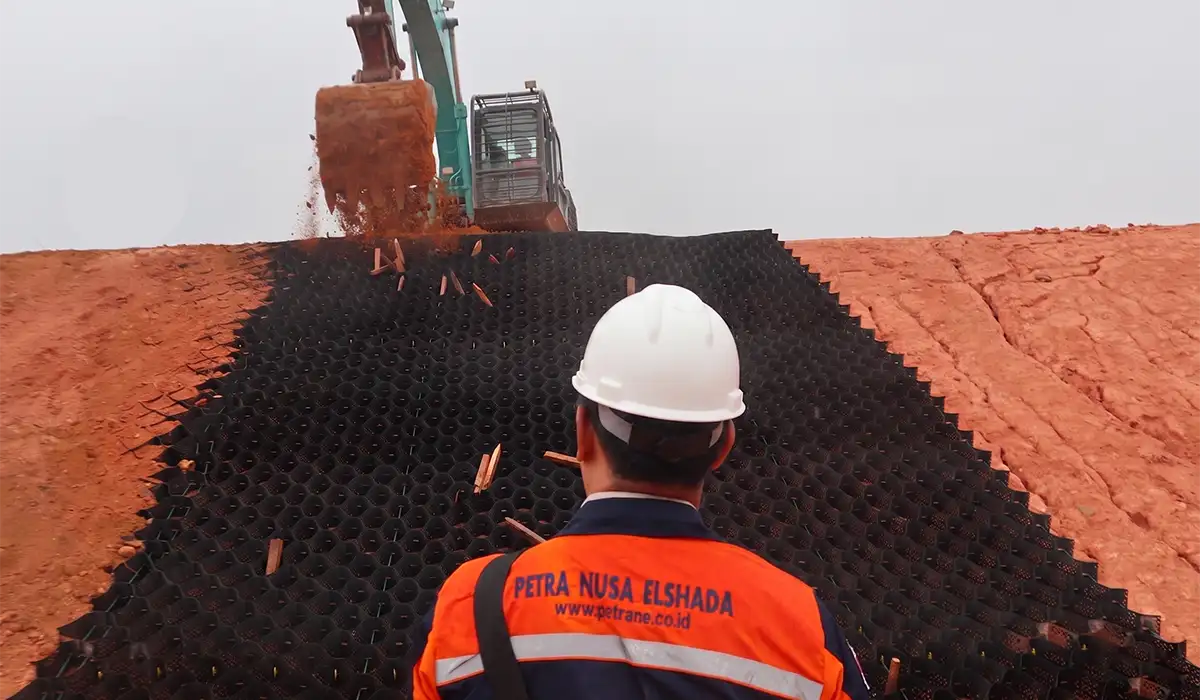 Perlindungan Lereng Untuk Mengatasi Erosi Menggunakan Geocell 15cm di Kawasan Industri Batam