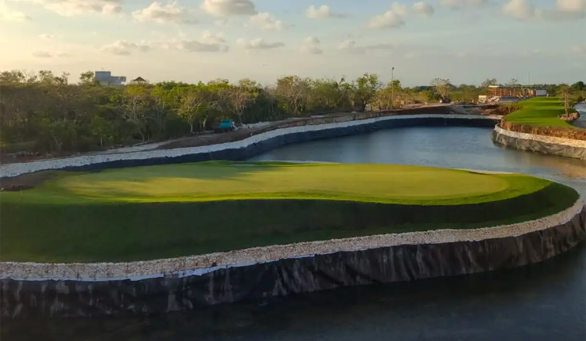 Rahasia Estetika Danau Buatan Lapangan Golf di Bali: Kombinasi Cerdas Geomembran HDPE & Geotextile