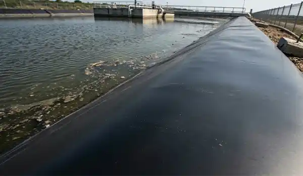 Berapa Lama Usia Geomembran HDPE pada Kolam Limbah?