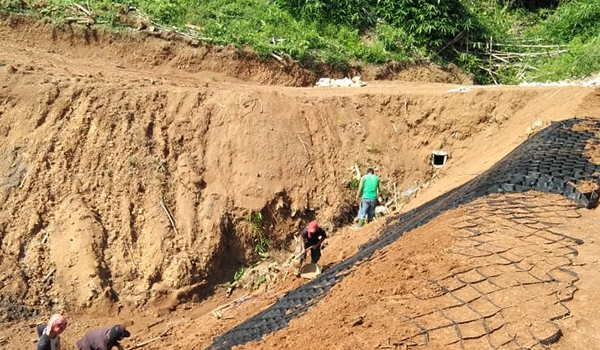Cara mencegah tebing jalan agar tidak longsor dengan Geocell